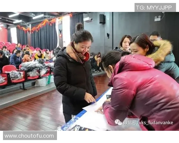 足球球星集体默哀悼念逝者传递温情与体育精神力量